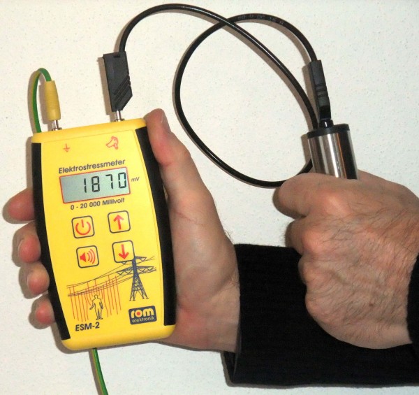 Measuring device for body voltage - ESM2